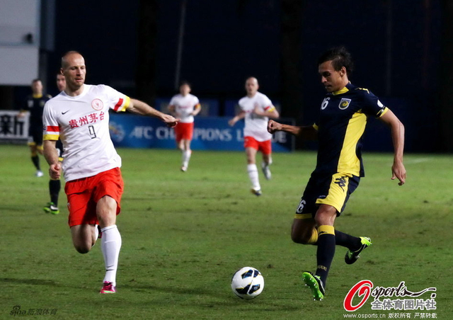 穆斯利上前防守