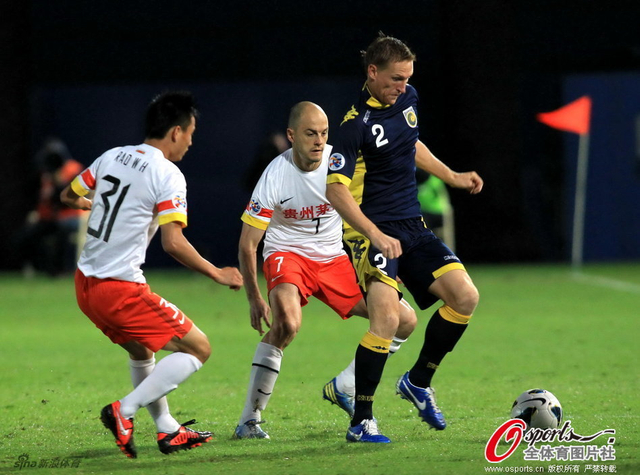 对方拿球饶伟辉和纳诺上前包夹