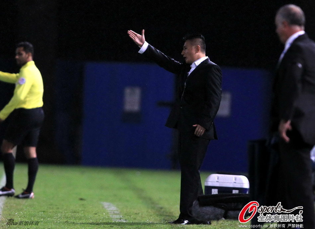 宫磊在场边指导