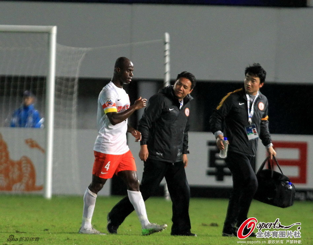 萨利下场接受治疗