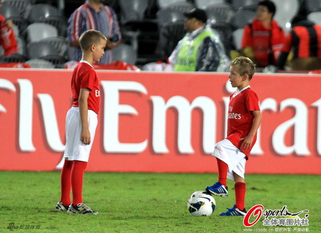 很可爱的两个小球迷