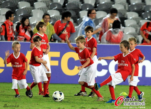 中场休息时小球迷练球