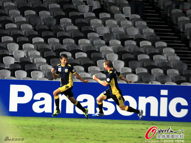 圣斯伯里与队友庆贺