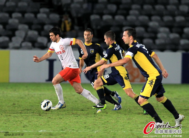 米西诺维奇被对方多名球员包夹