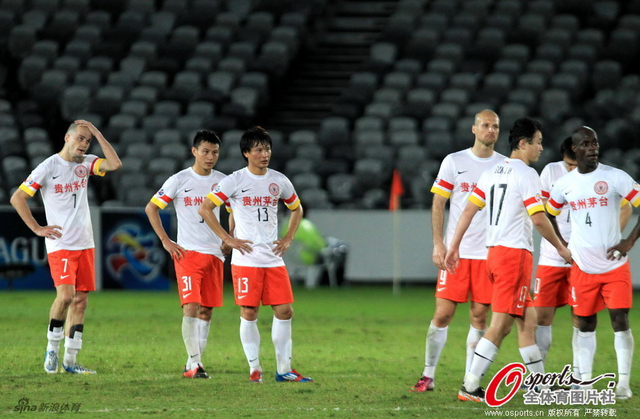 队员们相互安慰