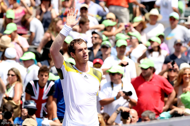 穆雷向观众招手示意