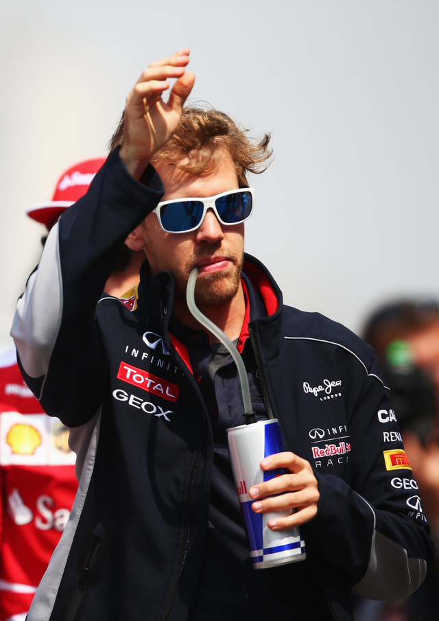 维泰尔向车迷招手