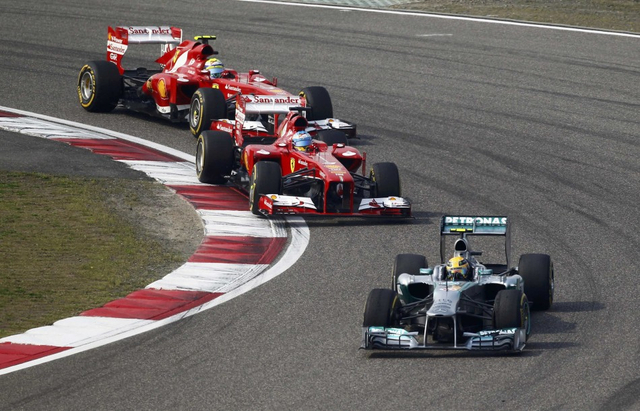 汉密尔顿率先通过首弯