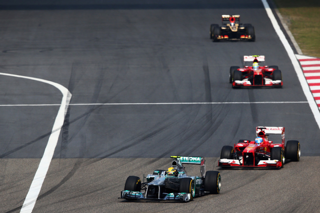 汉密尔顿前两圈领先阿隆索马萨