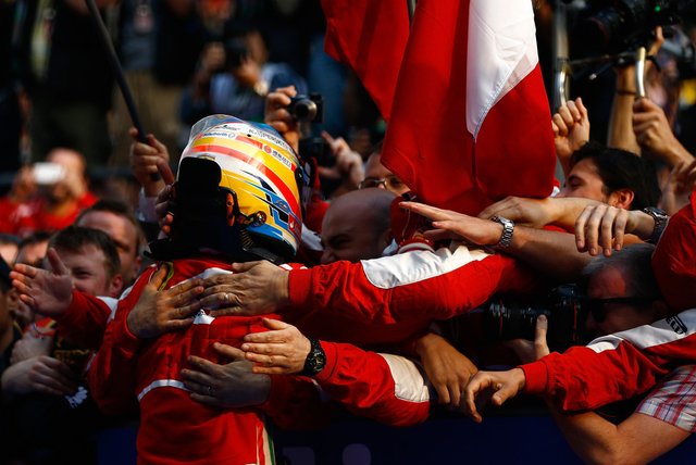 阿隆索与法拉利技师庆祝