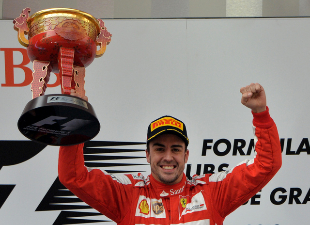 阿隆索举起冠军奖杯