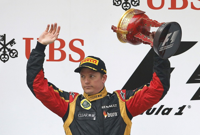 莱科宁举起亚军奖杯