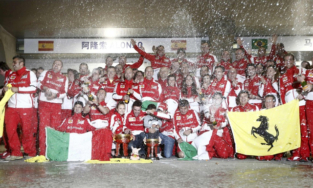 法拉利全队庆祝阿隆索夺冠