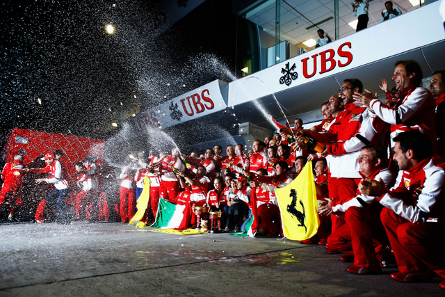 法拉利全队庆祝阿隆索夺冠