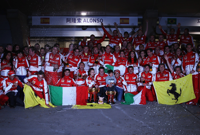 法拉利全队庆祝阿隆索夺冠