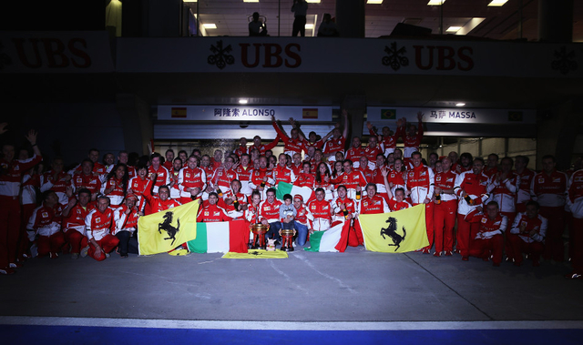 法拉利全队庆祝阿隆索夺冠