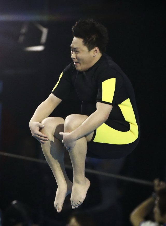 郝邵文空中抱膝