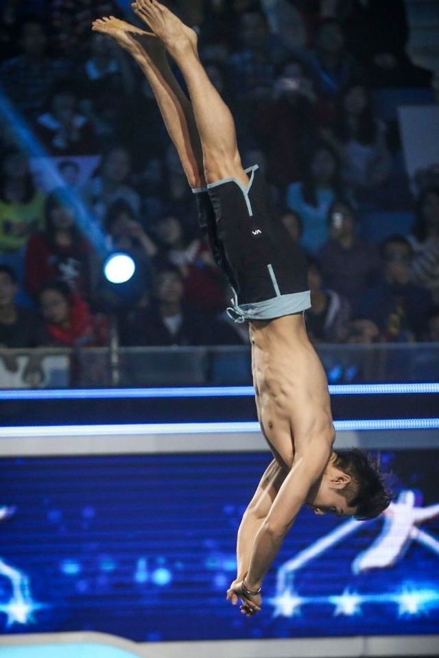 吴建豪空中倒立