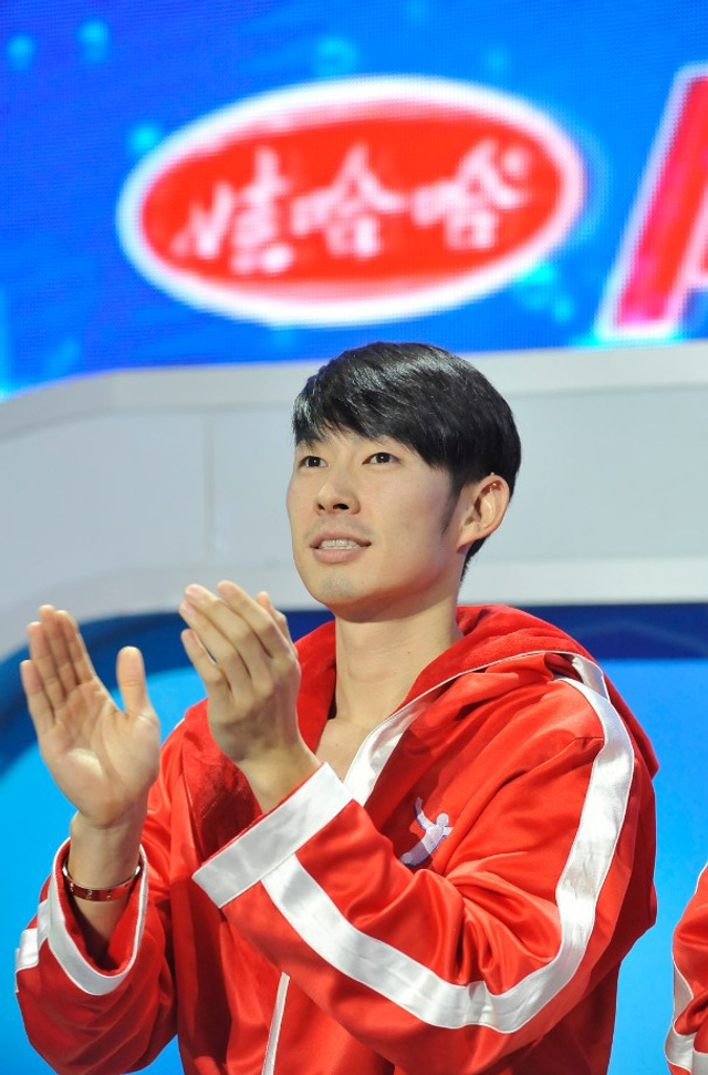 吴建豪认真看比赛