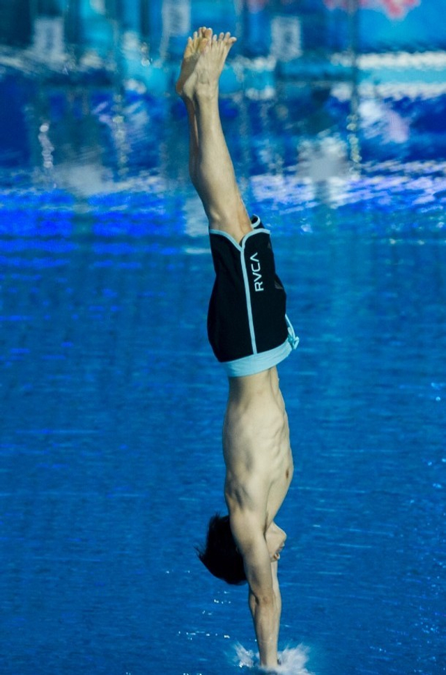 吴建豪入水瞬间