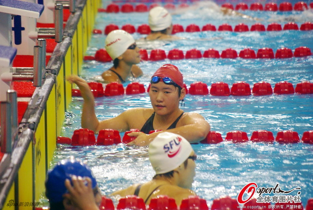 叶诗文抵达终点