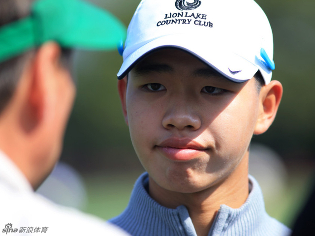 接受外国媒体采访