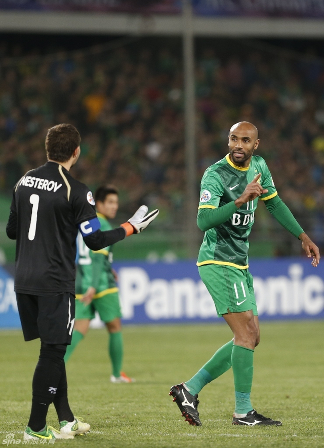 对方门将与卡努特交流