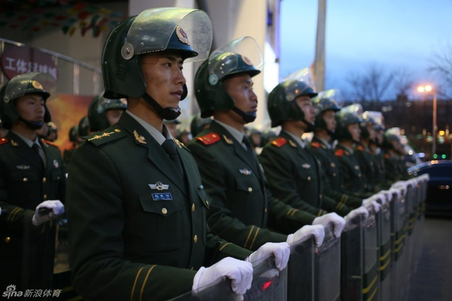 工体现场警察严阵以待 (2)