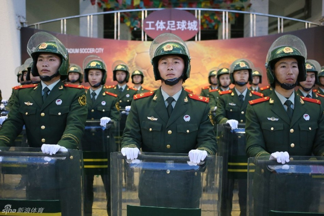 工体现场警察严阵以待