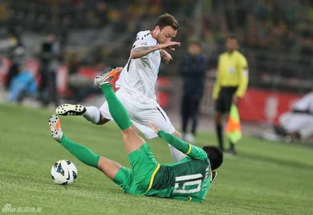 拼抢中王晓龙倒地