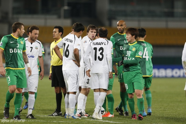 双方纠缠在一起