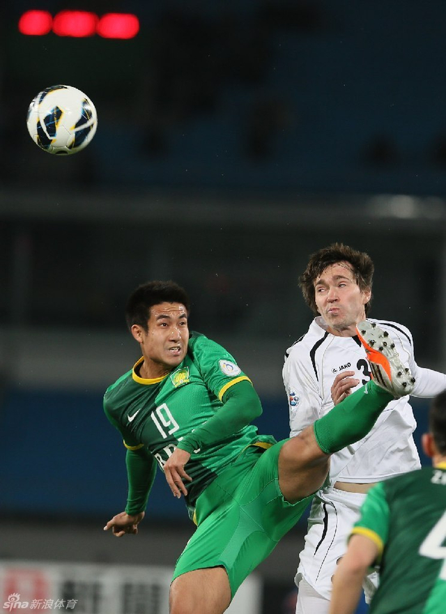 王晓龙跃起争顶