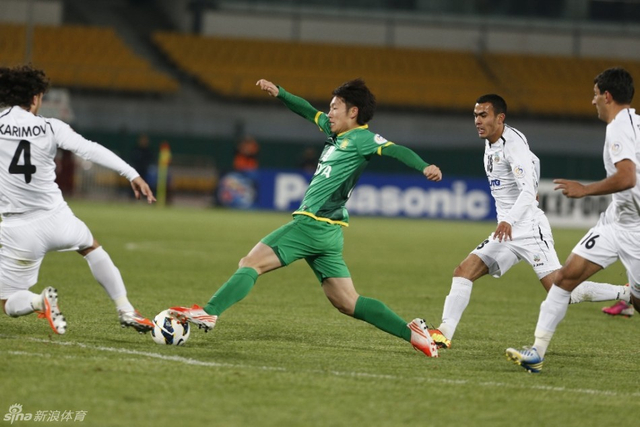 张稀哲试图过人