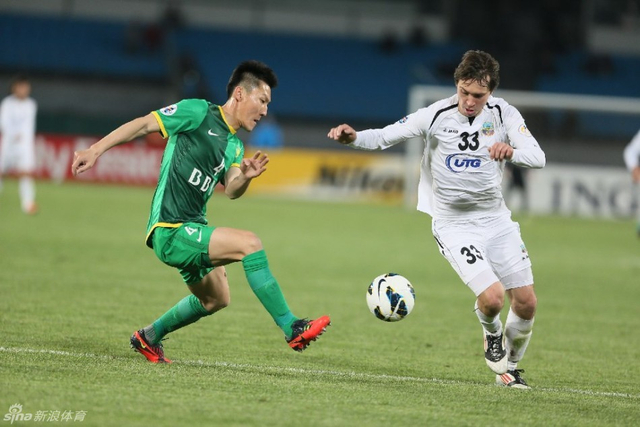 周挺试图阻截对手