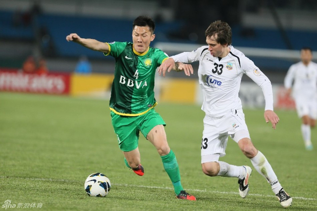 周挺与对方拼抢