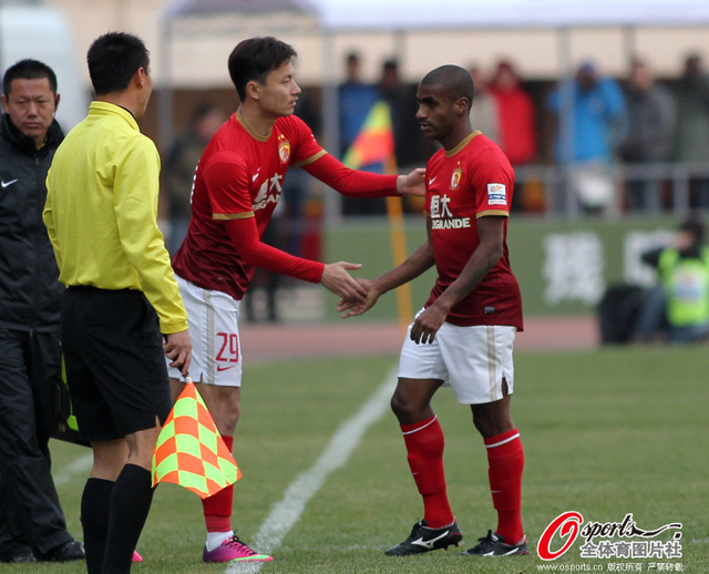 穆里奇被换下后怒摔毛巾