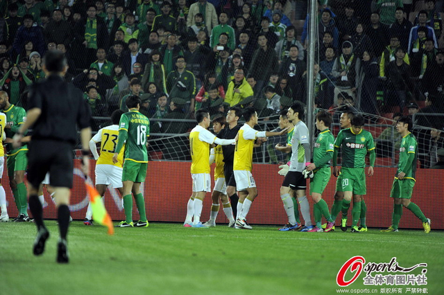 双方球员上前相劝