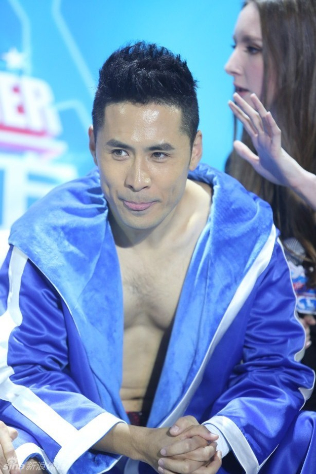 黄征胸肌若隐若现