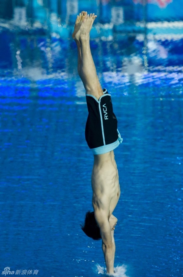 吴建豪笔直入水