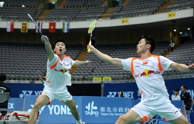 洪炜沈烨表情一致