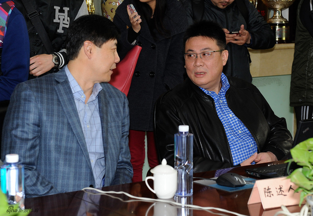 蔡斌（右）在竞聘会上