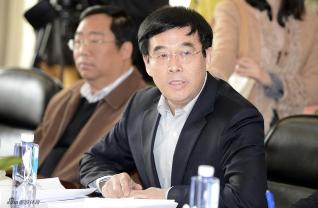 潘志琛正在介绍情况