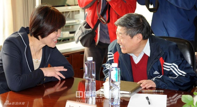 郎平与人相谈甚欢