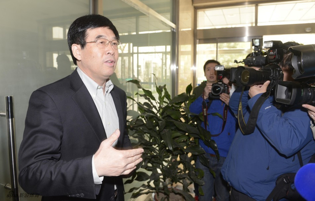 排管中心主任潘志琛接受采访