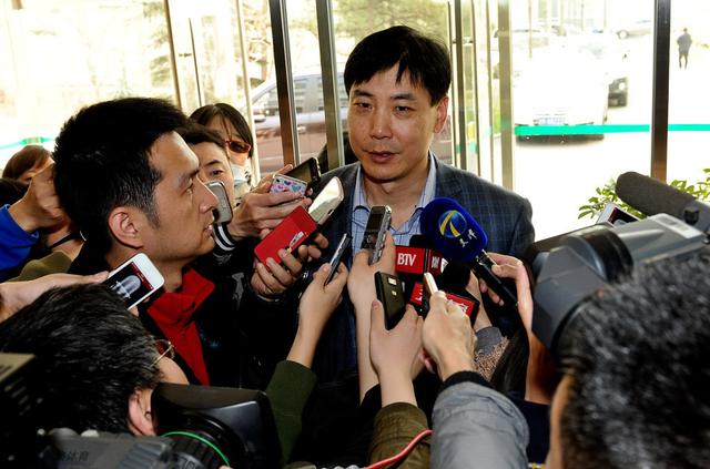 蒋杰（中）在结束陈述后接受采访