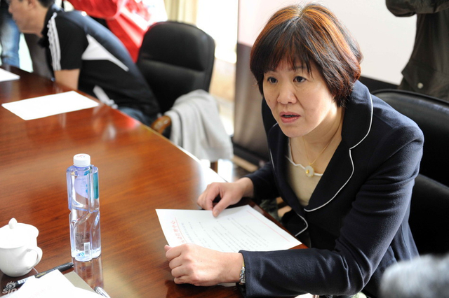 郎平聚精会神参加讨论