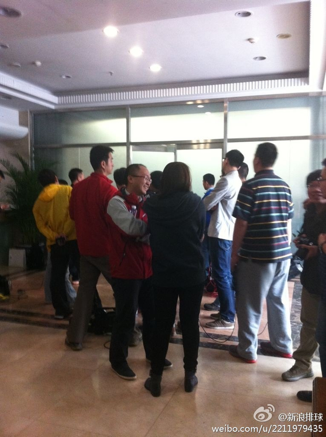 众记者等候蔡斌教练竞聘陈述结束