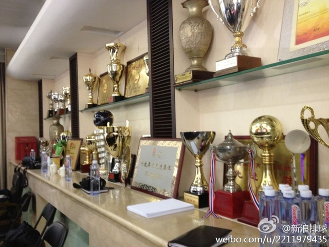 排管中心会议室陈列的奖杯