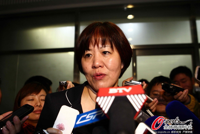 接受众家媒体采访