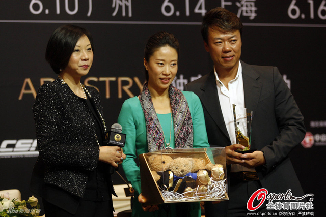 申雪获赠可爱熊宝宝